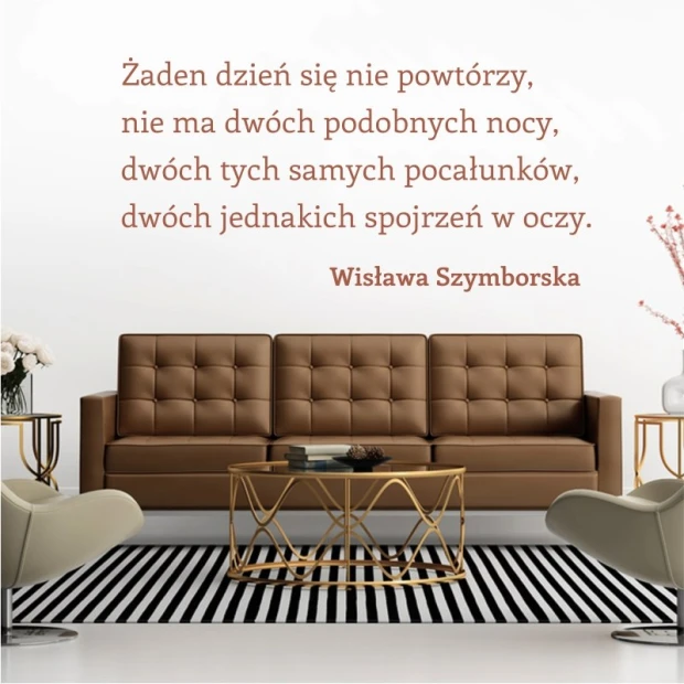 Szablon malarski prezentujący cytat Wisławy Szymborskiej w przykładowej brązowej kolorystyce we wnętrzu