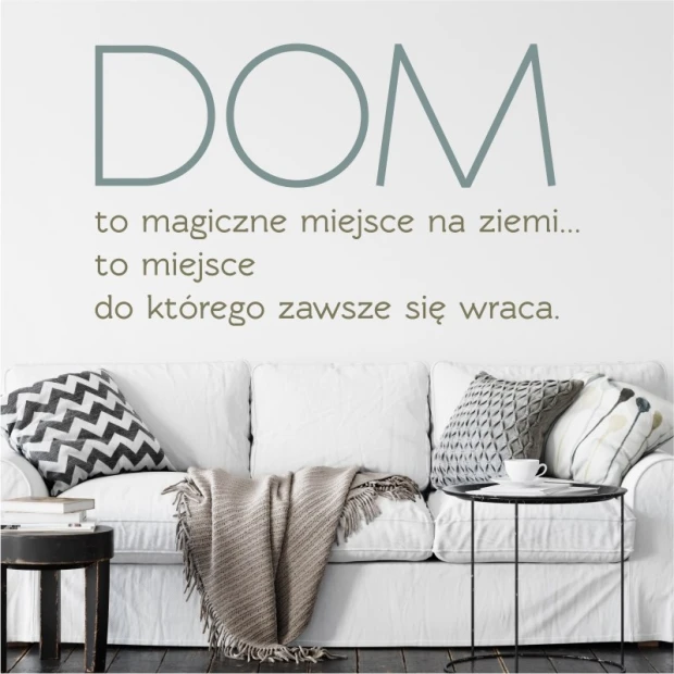 Szablon malarski z sentencją o domu w przykładowej szaro-beżowej kolorystyce na ścianie nad sofą