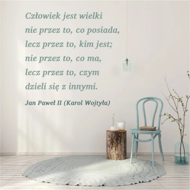 Szablon malarski z cytatem Jana Pawła II we wnętrzu, z przykładową szarozieloną kolorystyką naniesionego wzoru