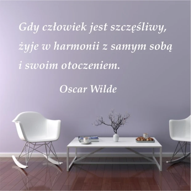 Szablon malarski z cytatem Oscara Wilde\'a zaprezentowany w przykładowej białej kolorystyce na ścianie