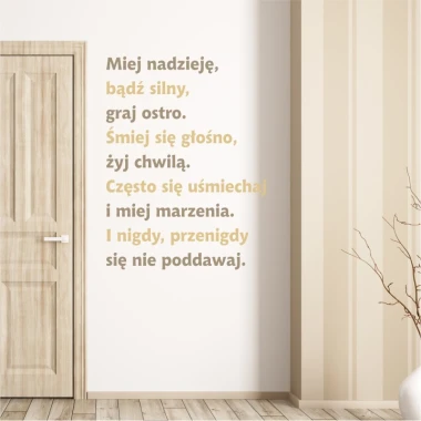 Szablon malarski cytat Miej nadzieję, bądź silny, graj ostro 1935 - Aranżacja w przedpokoju. Ściany w jasnym kolorze