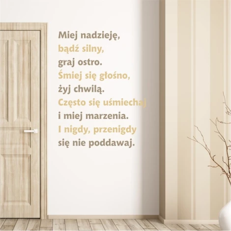 Szablon malarski cytat Miej nadzieję, bądź silny, graj ostro 1935 - Aranżacja w przedpokoju. Ściany w jasnym kolorze