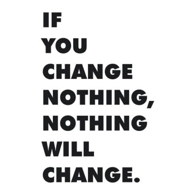 Szablon malarski sentencja If you change nothing 1952 - Wzór graficzny. Tekst w dużych, wyraźnych literach ułożony w pionie