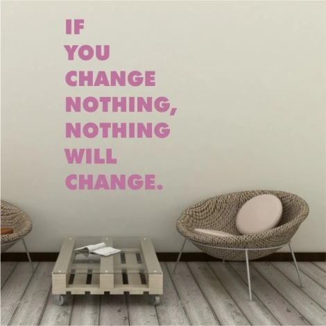 Szablon malarski sentencja If you change nothing 1952 - Aranżacja w salonie. Ściany w jasnym kolorze, meble w naturalnych