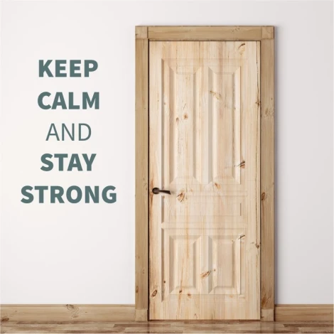Szablon malarski sentencja keep calm and stay strong 1945 - Aranżacja w przedpokoju. Jasne ściany i drewniane drzwi