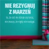 Szablon malarski sentencja Nie rezygnuj z marzeń 1959 - Aranżacja w pokoju. Ściany w kolorze turkusowym, zasłony w paski