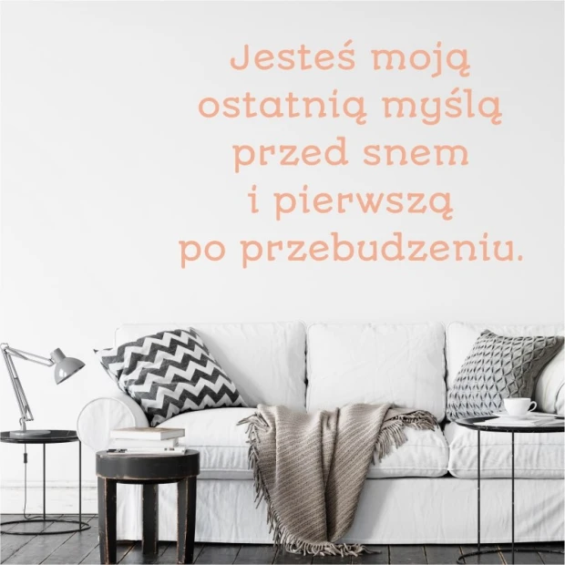 Szablon na ścianę jesteś moją ostatnią myślą przed snem 1955 - Aranżacja w salonie. Jasne ściany, sofa z poduszkami