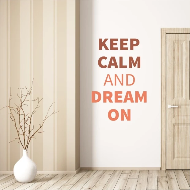 Szablon na ścianę keep calm and dream on 1946 - Aranżacja w salonie. Ściany w odcieniach beżu, podłoga drewniana