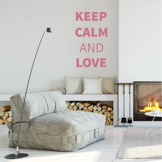 Szablon malarski z napisem Keep calm and love w przykładowej różowej kolorystyce po wdrożeniu na ścianie