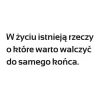 Szablon na ścianę sentencja: W życiu istnieją rzeczy 1973 - Wzór graficzny. Tekst w dużych, wyraźnych literach, w prostym