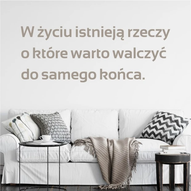 Szablon na ścianę sentencja: W życiu istnieją rzeczy 1973 - Aranżacja w salonie. Jasne ściany, sofa z poduszkami w różnych