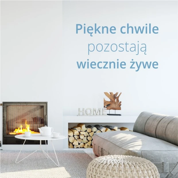 Szablon malarski sentencja: Piękne chwile 1972 - Aranżacja w salonie. Ściany w jasnym kolorze, minimalistyczne meble