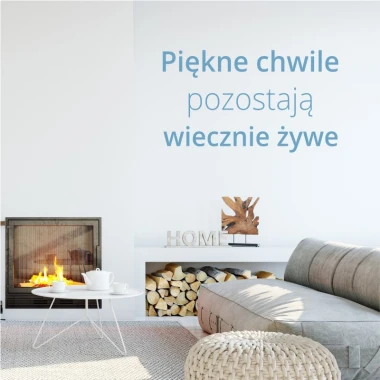 Szablon malarski sentencja: Piękne chwile 1972 - Aranżacja w salonie. Ściany w jasnym kolorze, minimalistyczne meble