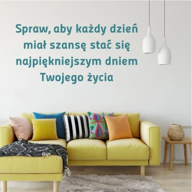 Szablon malarski sentencja: Spraw aby każdy dzień 1971 - Aranżacja w salonie. Ściany w jasnym kolorze, kanapa w odcieniu