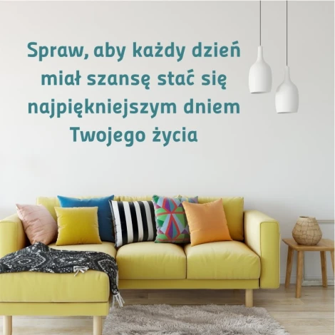 Szablon malarski sentencja: Spraw aby każdy dzień 1971 - Aranżacja w salonie. Ściany w jasnym kolorze, kanapa w odcieniu