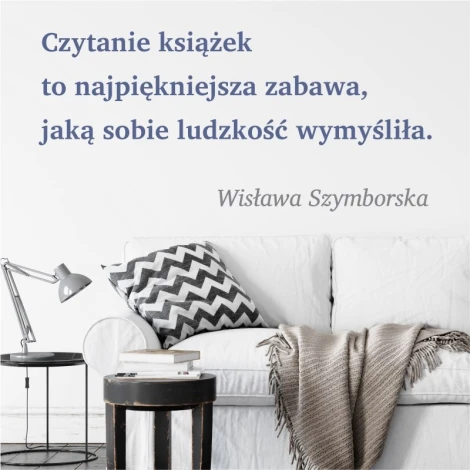 Szablon na ścianę cytat: Czytanie książek to najpiękniejsza zabawa 1969 - Aranżacja w salonie. Szare ściany, jasna sofa