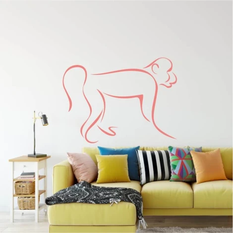 Szablon do malowania małpa 2003 - Aranżacja w salonie. Jasne ściany i kolorowe poduszki na kanapie