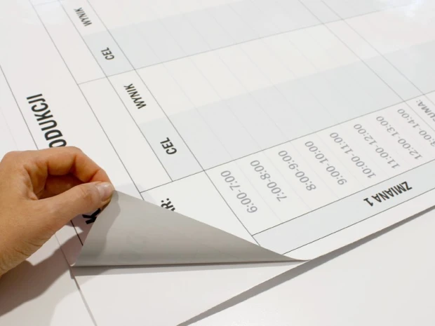 Tablica suchościeralna lean dobowa karta produkcji 069 - Wzór graficzny. Prostokątna tablica z podziałem na sekcje z liniami
