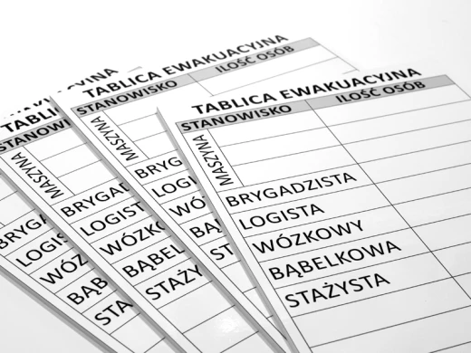 Tablica suchościeralna magnetyczna z przykładowym nadrukiem tablicy ewakuacyjnej w ujęciu pokazującym grubość płyty