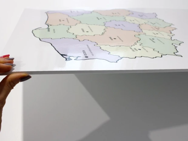 Tablica suchościeralna z nadrukiem mapy administracyjnej Polski w ujęciu pokazującym grubość płyty