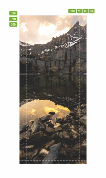 Fototapeta na drzwi górskie jezioro FP 6157 - Wzór graficzny. Przedstawia jezioro otoczone górami, odbicie w wodzie