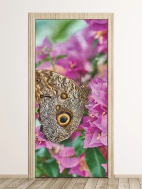 Fototapeta na drzwi motyle FP 6162 - Wzór graficzny. Motyl na tle różowych kwiatów i zielonych liści