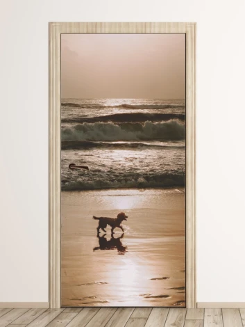 Fototapeta na drzwi spacer nad morzem FP 6175 - Wzór graficzny. Przedstawia psa na plaży, fale morskie i zachód słońca