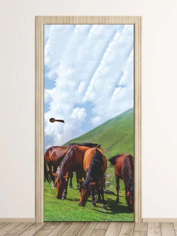 Fototapeta na drzwi stado koni FP 6186 - Aranżacja w nowoczesnym wnętrzu. Jasne ściany i naturalne drewno
