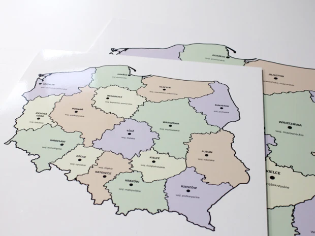 Tablica suchościeralna z nadrukiem mapy administracyjnej Polski w ujęciu pokazującym błyszczącą powierzchnię