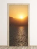 Fototapeta na drzwi ocean na tle gór FP 6199 - Wzór graficzny. Grafika przedstawia zachód słońca nad wodą z górami w tle