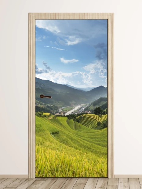 Fototapeta na drzwi z nadrukiem zielonych tarasów pól ryżowych i górzystego krajobrazu pod błękitnym niebem