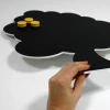 Tablica magnetyczna dla dzieci kredowe drzewo 122 - Wzór graficzny. Kształt drzewa z czarną powierzchnią i żółtymi magnesami