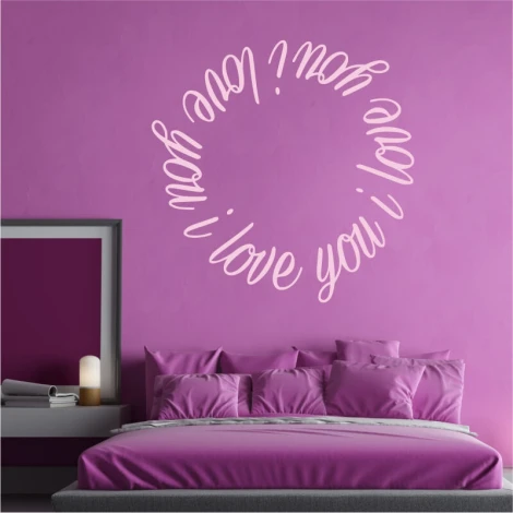 Naklejka na ścianę 2338 sentencja I love you 2338 - Aranżacja w sypialni. Ściana w kolorze fioletowym, łóżko z poduszkami