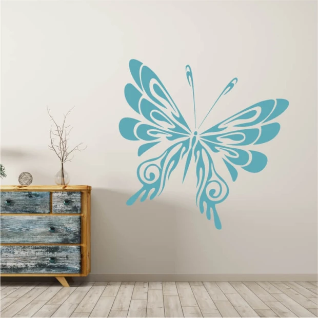 Naklejka na ścianę motyl 2348 - Aranżacja w salonie. Ściany w jasnym kolorze, meble w stylu rustykalnym