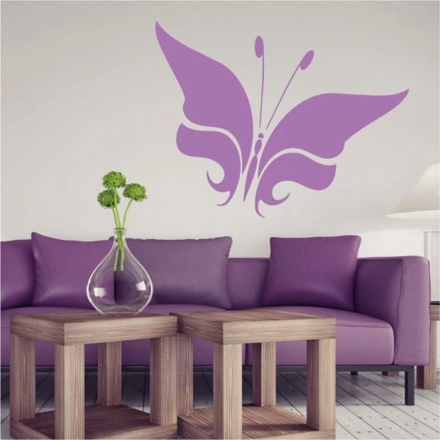 Naklejka na ścianę motyl 2354 - Aranżacja w salonie. Ściany w jasnym kolorze, meble w odcieniach fioletu
