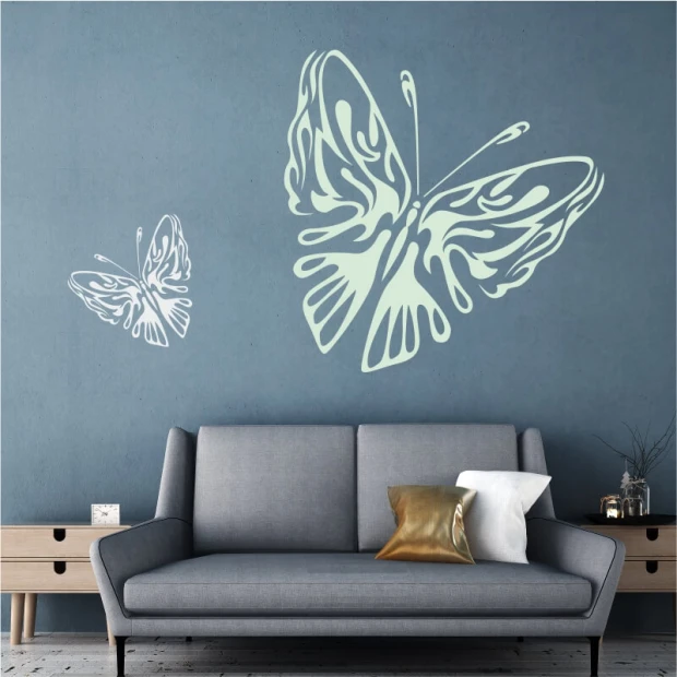 Naklejka na ścianę motyl 2362 - Aranżacja w salonie. Ściana w odcieniu niebieskim, szara sofa z poduszkami