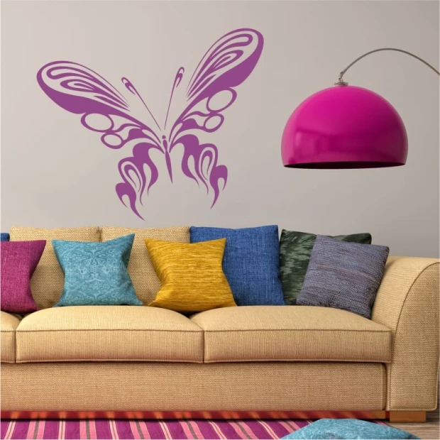 Naklejka na ścianę ognisty motyl 2346 - Aranżacja w salonie. Ściany w jasnym kolorze, kanapa z kolorowymi poduszkami