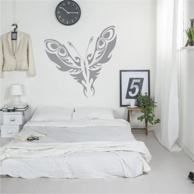 Naklejka na ścianę wzorzysty motyl 2357 - Aranżacja w sypialni. Ściany w jasnym kolorze, minimalistyczne meble i roślinność