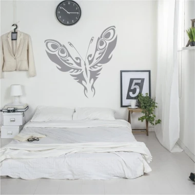 Naklejka na ścianę wzorzysty motyl 2357 - Aranżacja w sypialni. Ściany w jasnym kolorze, minimalistyczne meble i roślinność