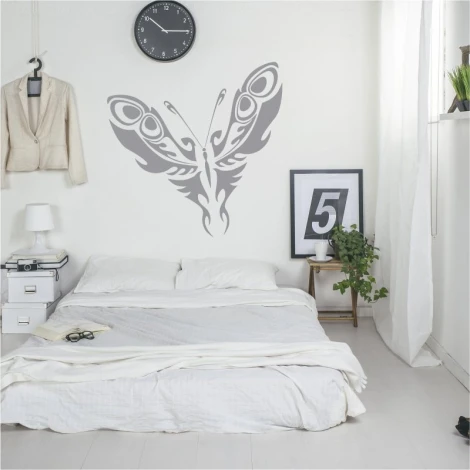 Naklejka na ścianę wzorzysty motyl 2357 - Aranżacja w sypialni. Ściany w jasnym kolorze, minimalistyczne meble i roślinność