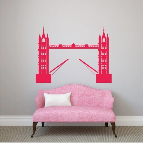 Naklejka na ścianę London Bridge 2287 - Aranżacja w salonie. Ściany w jasnym kolorze, różowa kanapa z białą poduszką