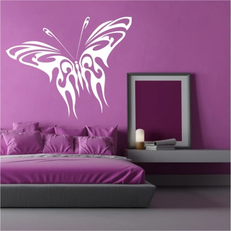 Naklejka na ścianę motyl 2359 - Aranżacja w sypialni. Ściany w kolorze fioletowym, meble w odcieniach szarości