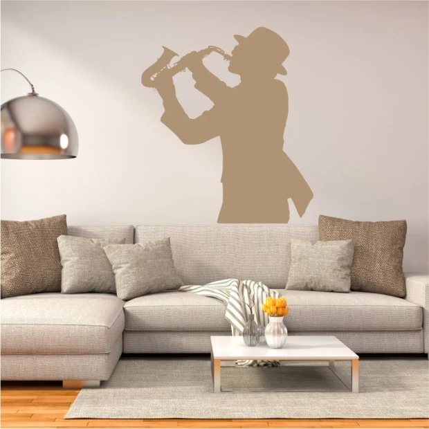 An naklejka na ścianę we wnętrzu, ukazująca sylwetkę jazzmana z saksofonem w przykładowym beżowym kolorze