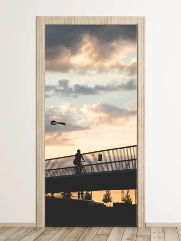 Fototapeta na drzwi rowerzysta FP 6284 - Aranżacja w nowoczesnym wnętrzu. Ściany w jasnych kolorach, drewniana podłoga