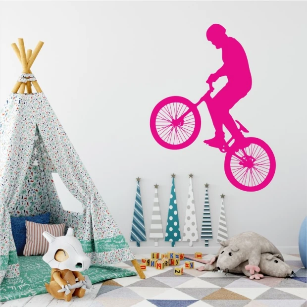 Naklejka na ścianę przedstawiająca sylwetkę rowerzysty na BMX w przykładowym różowym kolorze