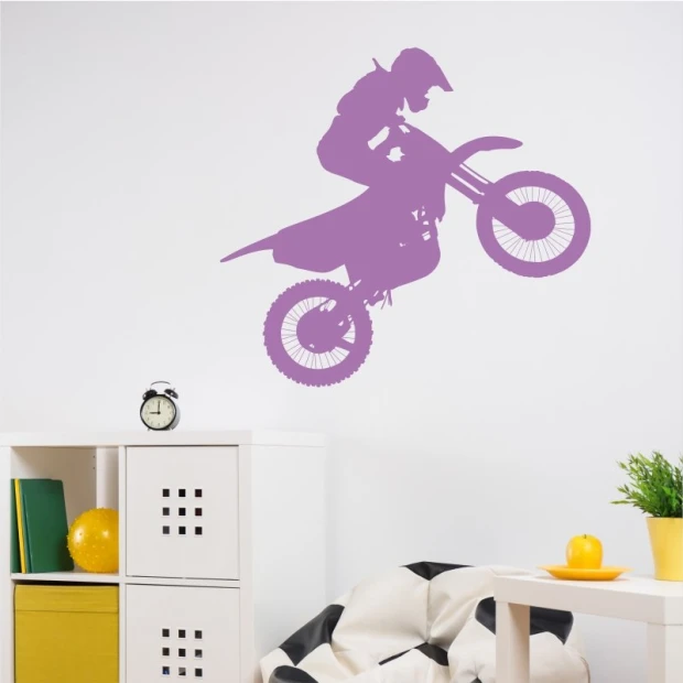 Naklejka na ścianę motocross 2315 - Aranżacja w pokoju. Ściany są jasne, a meble w neutralnych kolorach