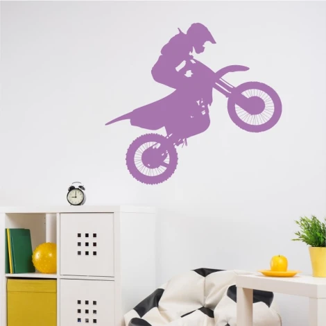 Naklejka na ścianę motocross 2315 - Aranżacja w pokoju. Ściany są jasne, a meble w neutralnych kolorach