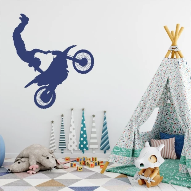 Naklejka na ścianę sporty motorowe 2318 - Aranżacja w pokoju dziecięcym. Ściany są jasne, a podłoga kolorowa