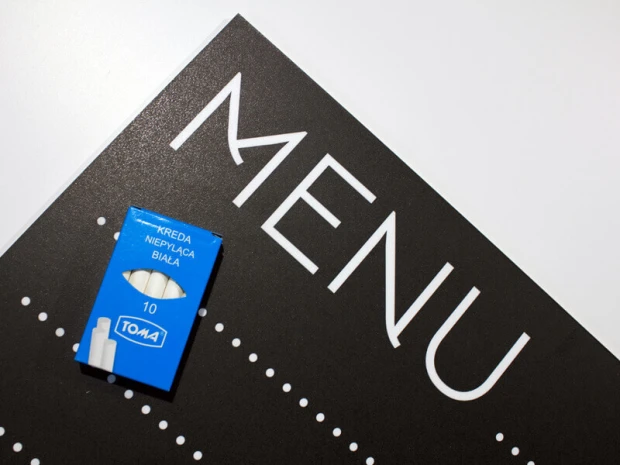 Tablica kredowa z nadrukiem menu 021 - Wzór graficzny. Na czarnym tle białe litery tworzą napis MENU oraz białe kropki