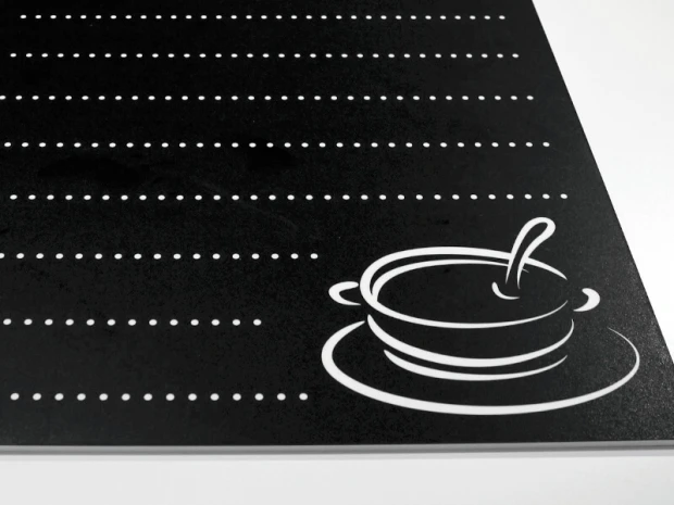 Tablica kredowa z nadrukiem menu 021 - Wzór graficzny. Czarne tło z białymi liniami i rysunkiem filiżanki
